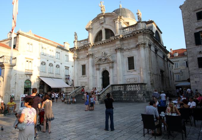 Ali bi bili za kavo na Stradunu, glavni ulici v starem mestnem jedru Dubrovnika, pripravljeni odšteti dobrih šest evrov? | Foto: Bojan Puhek