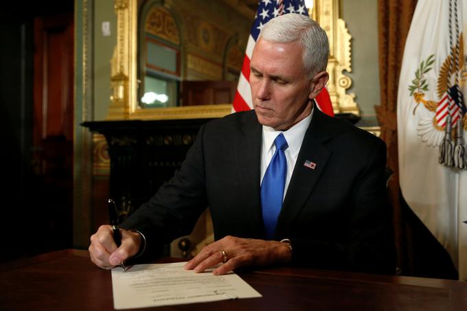 Pence, ki je v primerjavi s Trumpom dolgoletni politik in je bil že pred letom 2016 del republikanskega esteblišmenta, velja za predstavnika konservativnega krila republikanske stranke. Kot guverner Indiane je na primer pred leti podpisal zakon, za katerega so na politični levici in tudi na zmernem krilu republikanske stranke menili, da je naperjen proti istospolno usmerjenim. Pence nasprotuje splavu, istospolnim porokam in raziskavam izvornih celic. Pence je guverner Indiane postal leta 2013. Pred tem je bil od leta 2001 član ameriškega kongresa. Ko je bilo zdaj že precej pozabljeno gibanje čajankarjev (Tea party) na vrhuncu svoje slave in priljubljenosti, se je Pence, ki je velik zagovornik nizkih davkov, prišteval k njim. | Foto: Reuters