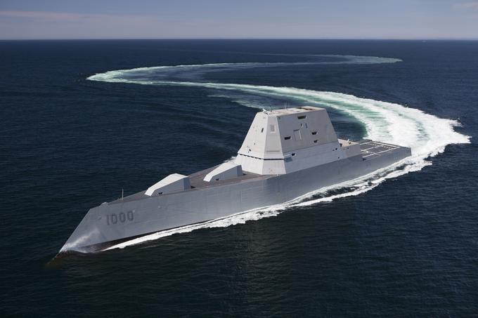 Rušilec razreda Zumwalt na morju doseže 33,5 vozla največje hitrosti (62 km/h). Gre za 182,9 metra dolgo in 24,6 metra široko ladjo, ki ima 14.564 ton izpodriva. | Foto: U.S. Navy photo