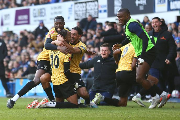 Maidstone United | Maidstone United je polprofesionalni nogometni klub, ki igra v šesti ligi, a se je v pokalu FA prebil med 16 najboljših! V soboto je v gosteh izločil drugouvrščenega drugoligaša Ipswich Town. Razmerje strelov na gol je bilo 38:2 za gostitelje, Maidstone pa je oba pretopil v zadetek! | Foto Guliverimage