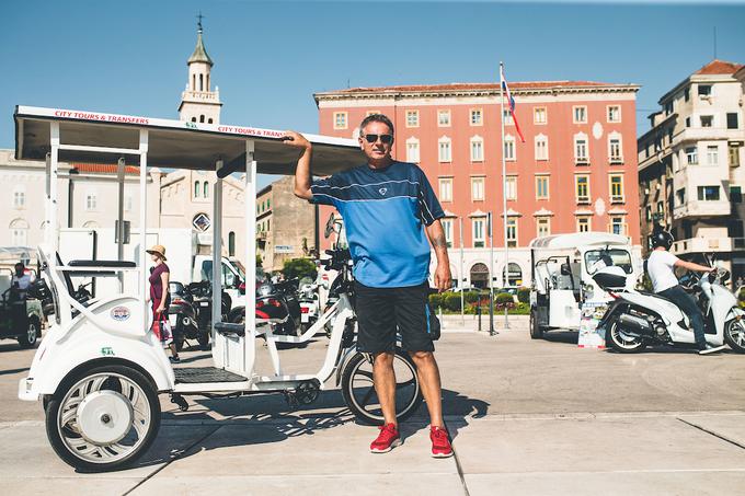 Glasbenik Tiho iz Splita si je med epidemijo moral posikati drugo delo. Po Splitu s kolesom in prikolico prevaža turiste.  | Foto: Grega Valančič/Sportida