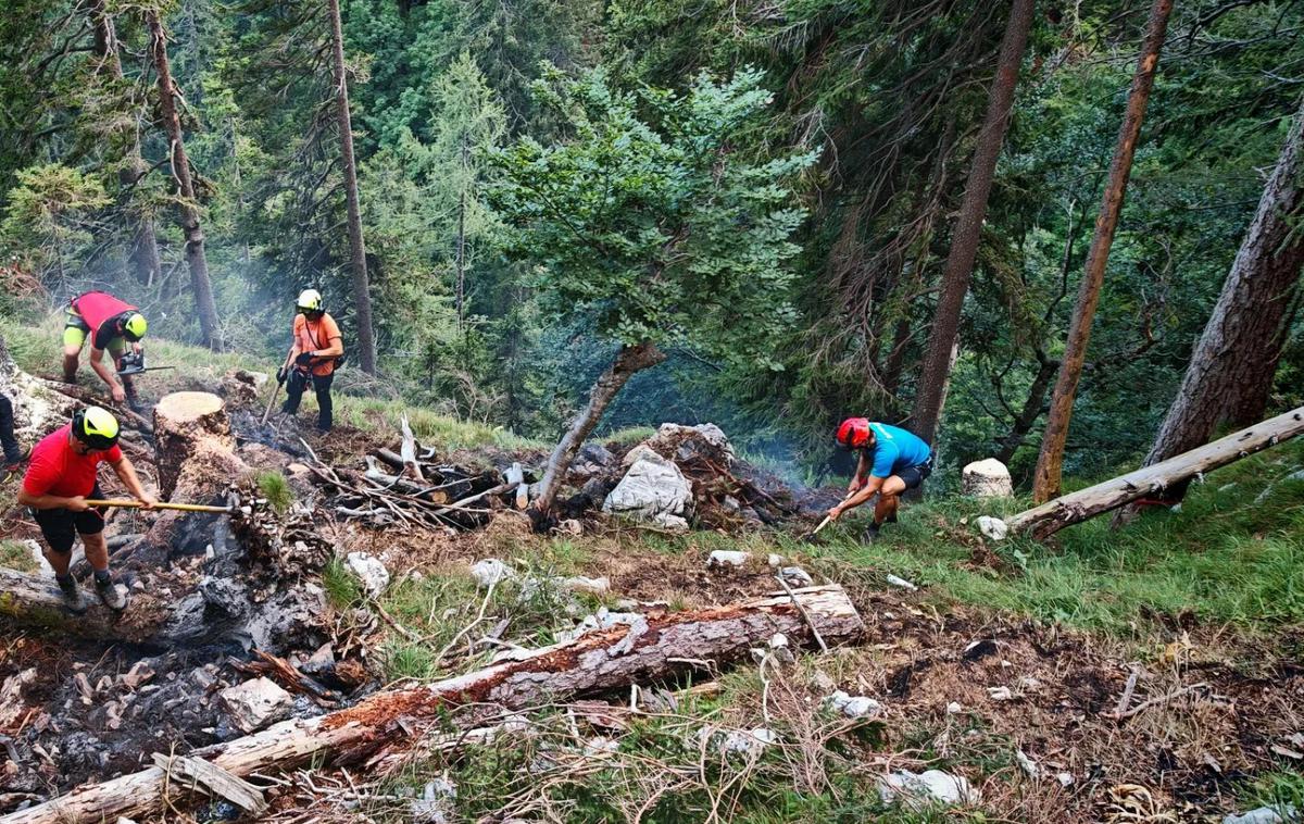 Požar na Komarči | Šlo je za talni požar, kakršen se širi pod podrastjem in po kraških pojavih, kjer lahko kljub gašenju z vodo tli dlje časa. | Foto Gorska reševalna služba Bohinj/Facebook