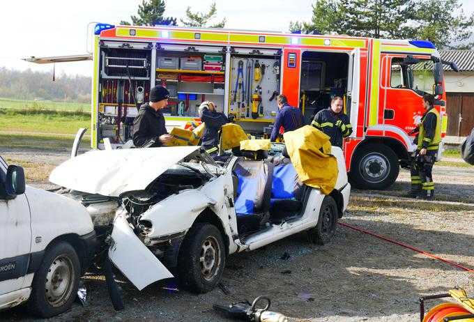 Gasilsko posredovanje ob prometnih nesrečah zahteva zelo kompleksno znanje. Gasilci morajo ohraniti mirno kri, ko si le nekaj centimetrov od poškodovancev v vozilo utirajo pot s škarjami in preostalim orodjem. | Foto: Gregor Pavšič