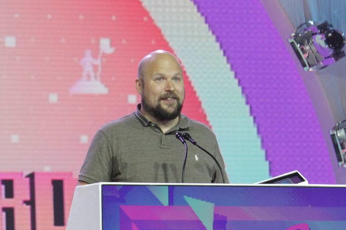 Markus Persson, ki je na spletu znan po vzdevku Notch, je že nekaj mesecev po izdaji prve različice Minecrafta pustil službo in se posvetil izključno razvoju igre. To je v nedokončani obliki sprva prodajal za deset evrov, denar pa je služil tako hitro, da je plačilni servis PayPal zamrznil njegov uporabniški račun, saj so menili, da nekdo goljufa. | Foto: Thomas Hilmes/Wikimedia Commons