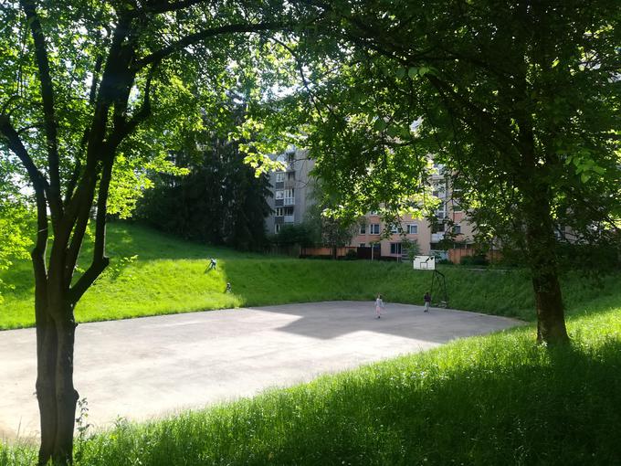 Na košarkarskem igrišču na Ulici Ane Ziherlove bodo v okviru projekta Zunaj to poletje organizirali kino na prostem. Pobudnici akcije sta Barbara Svetek in Maja Žiberna. | Foto: Barbara Svetek in Maja Žiberna