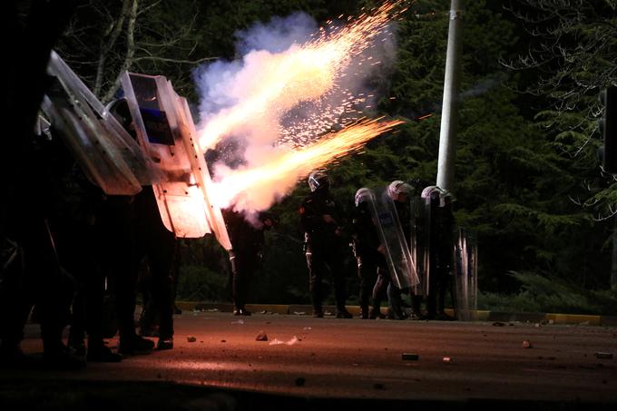 Policija je protestnike poskušala pregnati z uporabo solzivca ... | Foto: Reuters