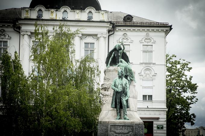 Prešernova muza je bila nekoč kontroverzna zaradi razgaljenih prsi. | Foto: Ana Kovač