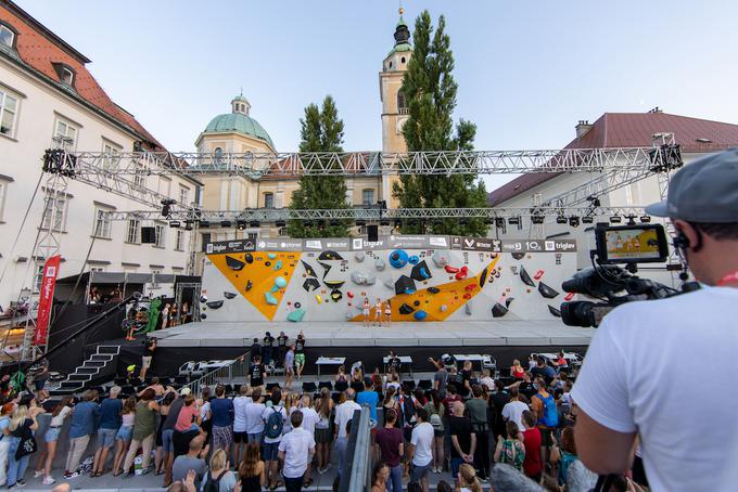 Že popoldanski polfinale je pritegnil množico ljubiteljev plezanja.  | Foto: Dino Škorja