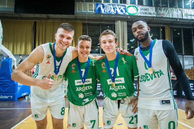 Medaljo sta prejela tudi leta 2005 rojena Filip Kordelič in Niko Vračko, ki sta dobila mesto v ekipi, da je Olimpija zapolnila kvoto sedmih slovenskih košarkarjev. | Foto: Žiga Zupan/ Sportida