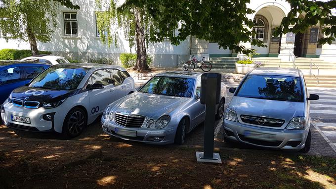 Pred občino v Kranju so za "car sharing" namenili šest parkirnih mest. Ob našem prihodu so štiri zasedali neelektrični avtomobili. V središču mesta parkirišč, še posebej pred upravnimi enotami, ni veliko. V prihodnje bodo ta parkirišča tudi bolje označili. | Foto: Gregor Pavšič