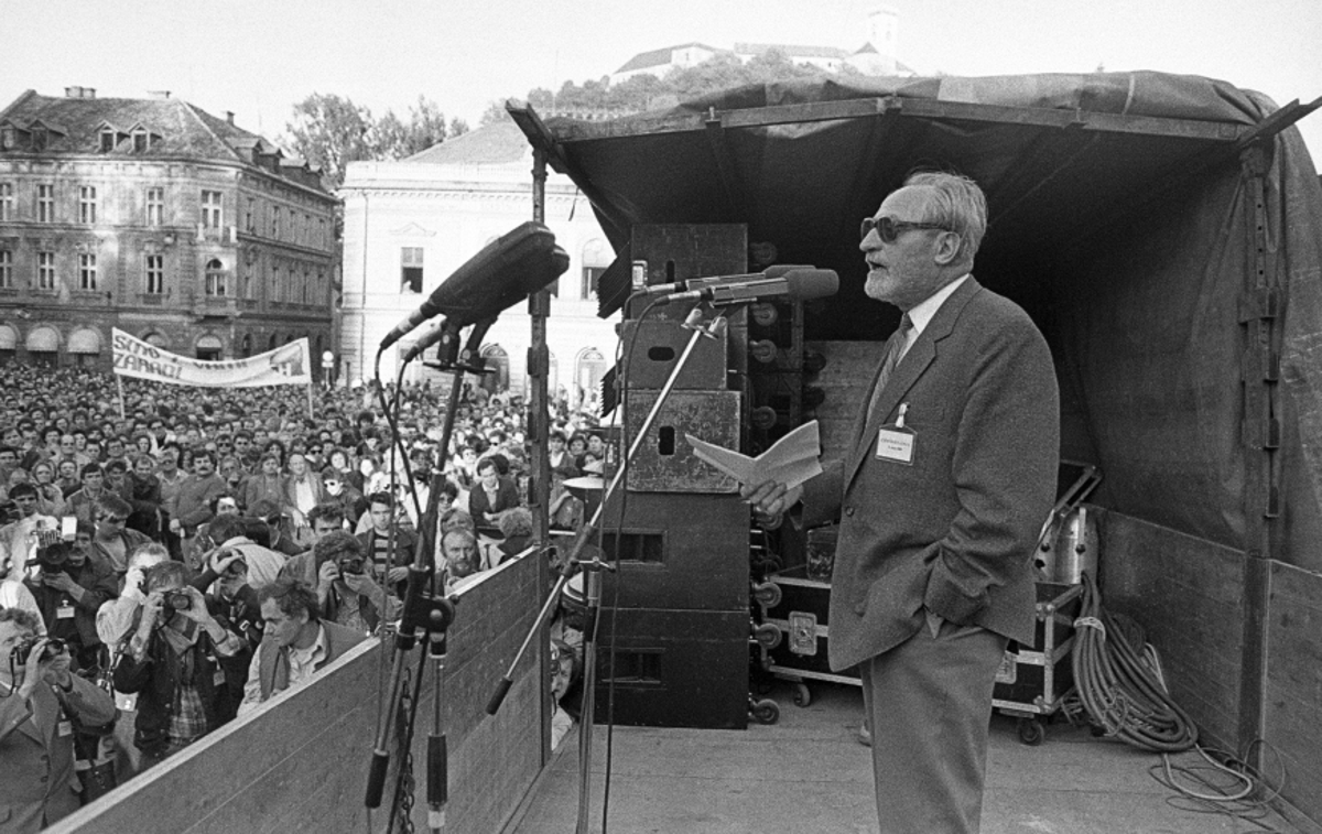 Tone Pavček bere Majniško deklaracijo | Pokojni literat Tone Pavček je 8. maja 1989 na Kongresnem trgu v Ljubljani prebral Majniško deklaracijo. | Foto Tone Stojko, hrani Muzej novejše zgodovine Slovenije