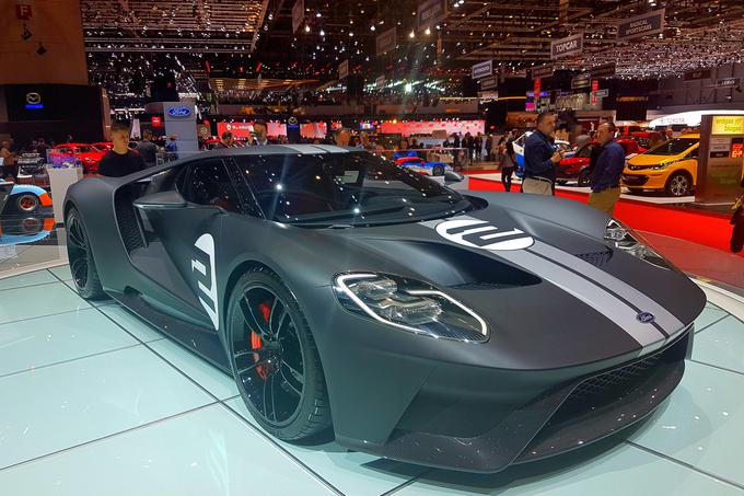 V Ženevi je razstavljen Ford GT v posebni omejeni različici Ford GT ’66 Heritage Edition. Model so izdelali v počastitev Fordove zmage v Le Mansu leta 1966, osupne pa z zunanjostjo v sijajni ali mat barvi Shadow Black s srebrnimi progami, izpostavljenimi deli iz ogljikovih vlaken, veliko številko 2 v barvi Frozen White na motornem pokrovu in vratih ter 20-palčnimi platišči, ki so kovana iz enega kosa aluminija in lakirana z zlatim mat prosojnim lakom, kolesne matice pa so črne. | Foto: Jure Gregorčič