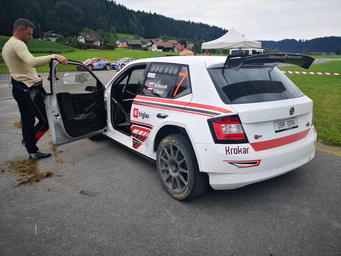 Aljoša Novak in Jaka Cevc sta se dobro znašla ob asfaltnem krstu s škodo fabio R5. | Foto: Gregor Pavšič