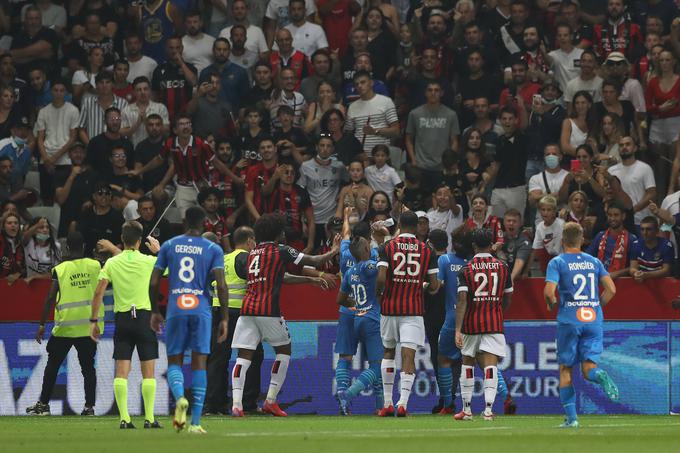 Trenutek, ko je Dimitri Payet vrgel plastenko nazaj med navijače Nice. | Foto: Guliverimage/Vladimir Fedorenko