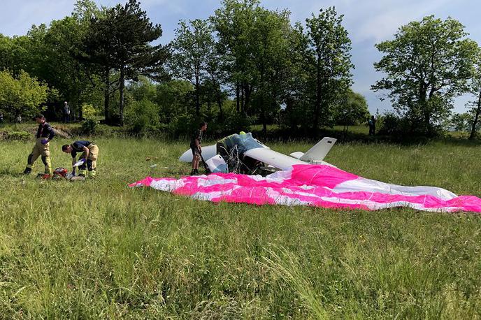 nesreča padalec Ajdovščina | Po neuradnih informacijah so bile za padalca usodne poškodbe, ki so nastale ob trku z ultralahkim letalom. | Foto Lokalne Ajdovščina