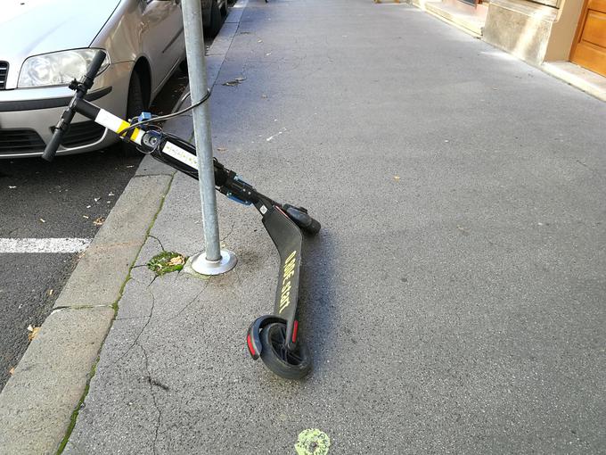 Naj vam bo e-skiro v ponos. Ne ovirajte z njim pločnike. Parkirajte ga tako, da ne bo motil mimoidoče. | Foto: Vid Libnik