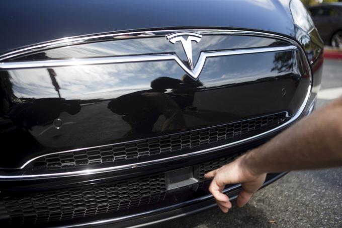 Ali Tesla in Elon Musk res prodajata premalo preverjeno tehnologijo? Organizacija za zaščito pravic potrošnikov Consumer Reports Tesli očita prodajo nepreverjene tehnologije. Prst je usmerjen na radar, vgrajen v model S. | Foto: Reuters