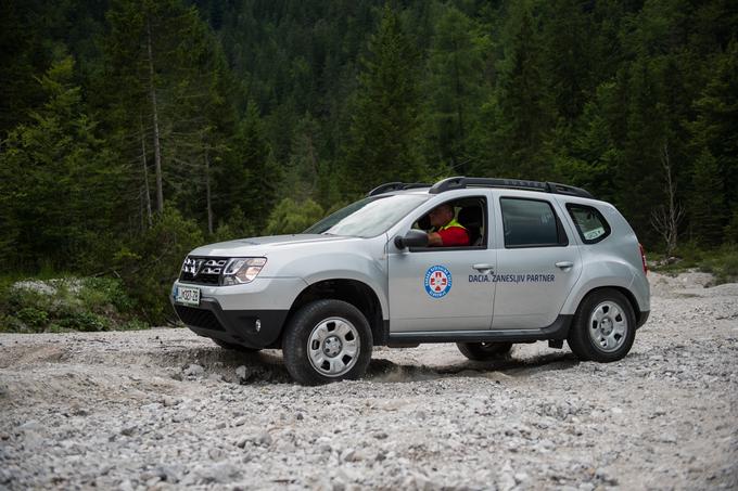 Zjutraj je cesta lahko še prevozna, po popoldanskem neurju, pa pot v dolino lahko premagajo samo resnično zmogljivi avtomobili na štirikolesni pogon. | Foto: Klemen Korenjak