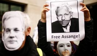 Assange na sodišču v Londonu, sodnica zavrnila zahtevo za preložitev sojenja