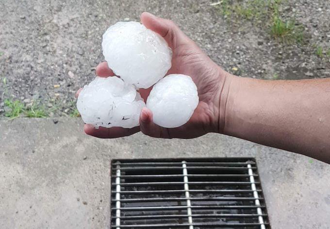 Toča, ki je 8. junija klestila v okolici Črnomlja, je dosegla premer tudi do 12 centimetrov. | Foto: Rok Gregorčič