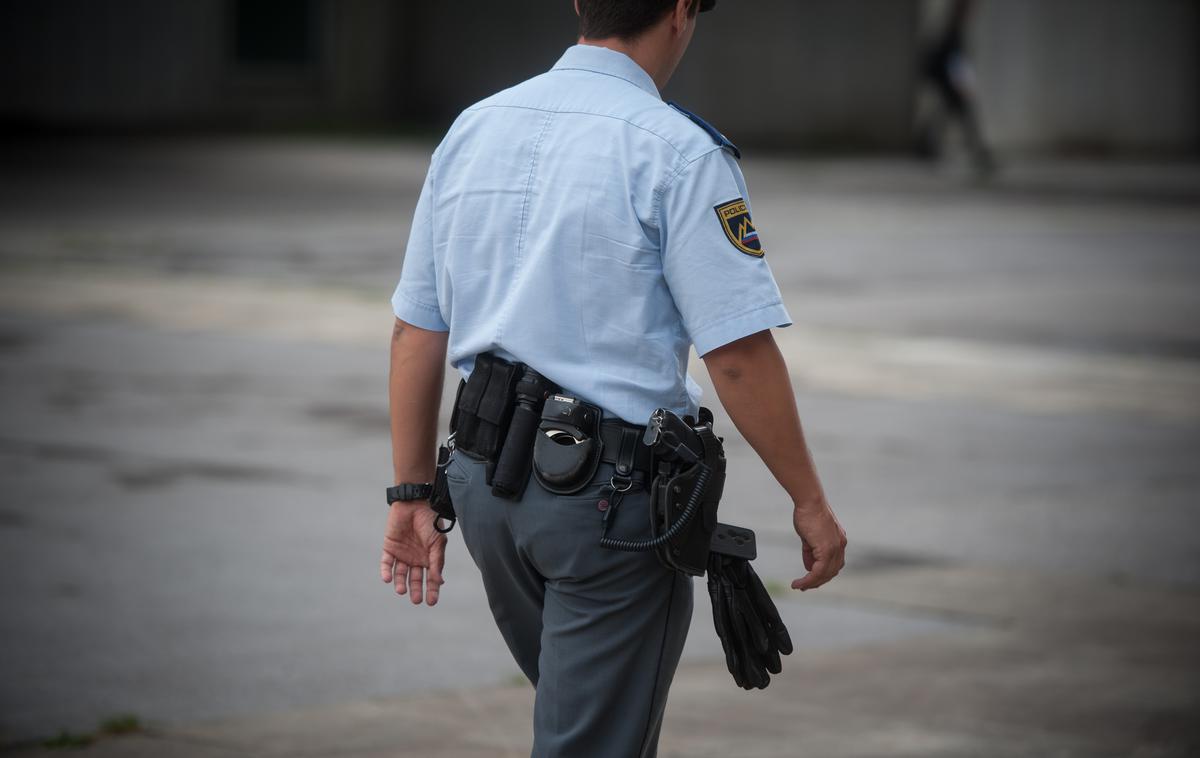 Policist | Policist je stekel za tatom, ga dohitel in mu ukazal, naj se ustavi. | Foto Bor Slana