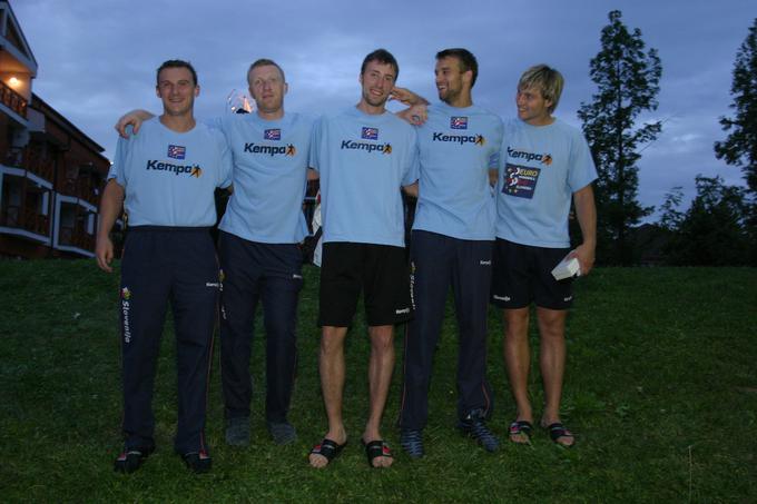 Jovičić (levo) je leta 1997 dobil slovensko državljanstvo. Na fotografiji mu družbo delajo Andrej Kastelic, Vid Kavtičnik, Matjaž Brumen in Luka Žvižej. | Foto: Vid Ponikvar/Sportida