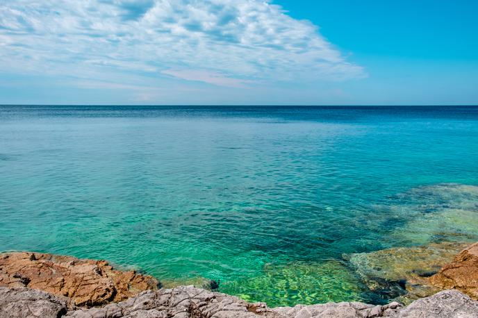 Jadransko morje | Hrvaški hidrometeorološki zavod je zaradi vročinskega vala danes izdal rdeče opozorilo za celotno obalo. | Foto Shutterstock