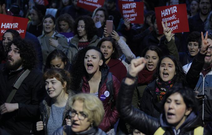 V Carigradu je v ponedeljek zaradi domnevno prirejenih glasovnic na nedeljskem referendumu protestiralo nekaj tisoč ljudi. | Foto: Reuters