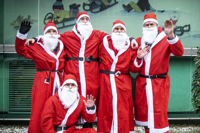 Tradicionalni spust božičkov s strehe Pediatrične klinike | Foto: Ana Kovač