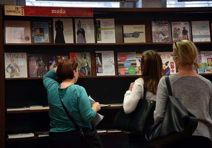 Med približno sedem tisoč novimi naslovi je mogoče listati med razmisleki in vednostjo s področja ekologije, družboslovja, teorije umetnosti, pa tudi književnosti. | Foto: Bobo