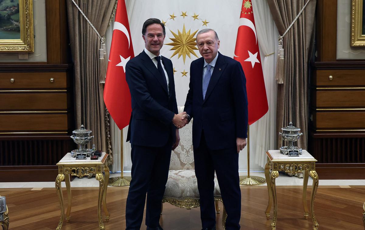 Mark Rutte, Recep Tayyip Erdogan | Generalni sekretar Nata Mark Rutte je Turčiji čestital tudi za uspešno končano poveljevanje Natovi mirovni misiji Kfor na Kosovu in dejal, da je prispevek turških vojakov "ključen za ohranjanje varnega okolja za vse na Kosovu". | Foto Reuters