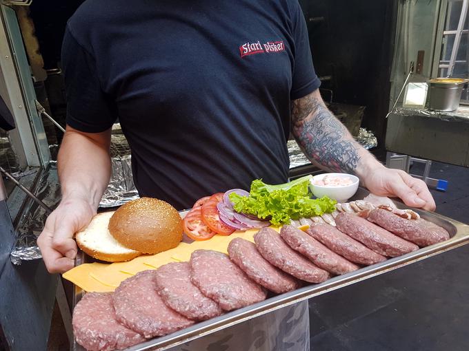 Sloviti burger Fat Joe je sestavljen iz krušne bombetke, 1,8 kilograma govedine, 300 gramov dimljene in pečene slanine, 150 gramov chedarja, 70 gramov kremnega sirnega namaza s hišno omako, 100 gramov, 150 gramov pečenega krompirčka, 6 kosov čebulnih obročkov in 50 gramov omake. | Foto: Stari pisker