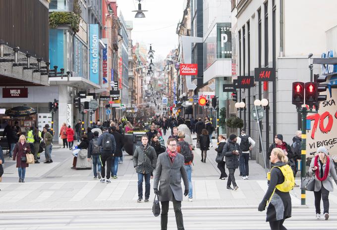 Na Švedskem so državljanom svetovali, naj ohranjajo socialno distanco, delajo od doma in ne uporabljajo javnega prevoza. Prav tako so omejili zbiranje do 50 ljudi in obiske v domovih za starejše. | Foto: Reuters