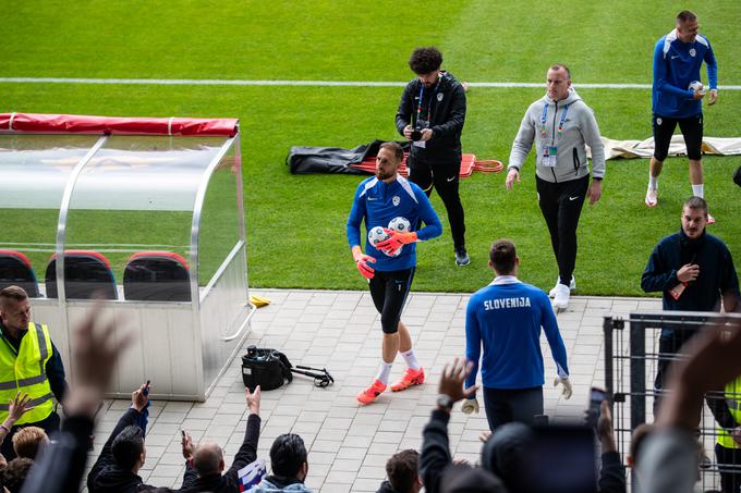 Tako je Jan Oblak v sredo delil žoge mladim navijačem na tribunah v Nemčiji. | Foto: Guliverimage