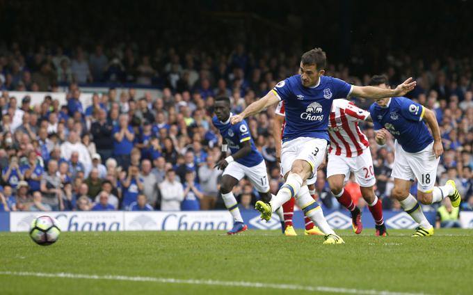 Leighton Baines je v 50. minuti izvajal 11-metrovko, o kateri se bo govorilo še nekaj časa. | Foto: Reuters