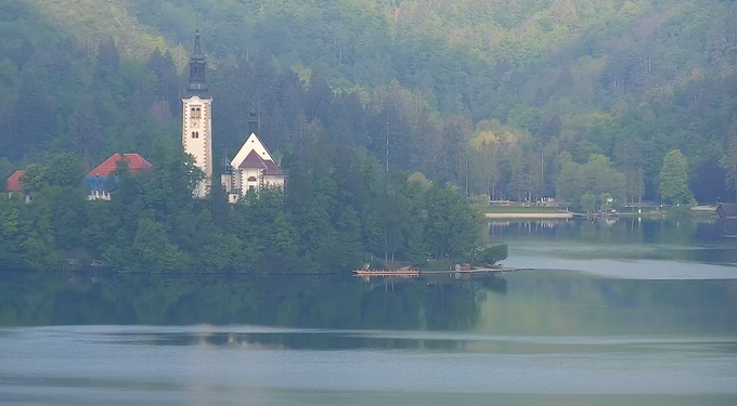 Občasno bodo tudi danes možne manjše padavine oziroma krajevne plohe. | Foto: zajem zaslona/Diamond villas resort