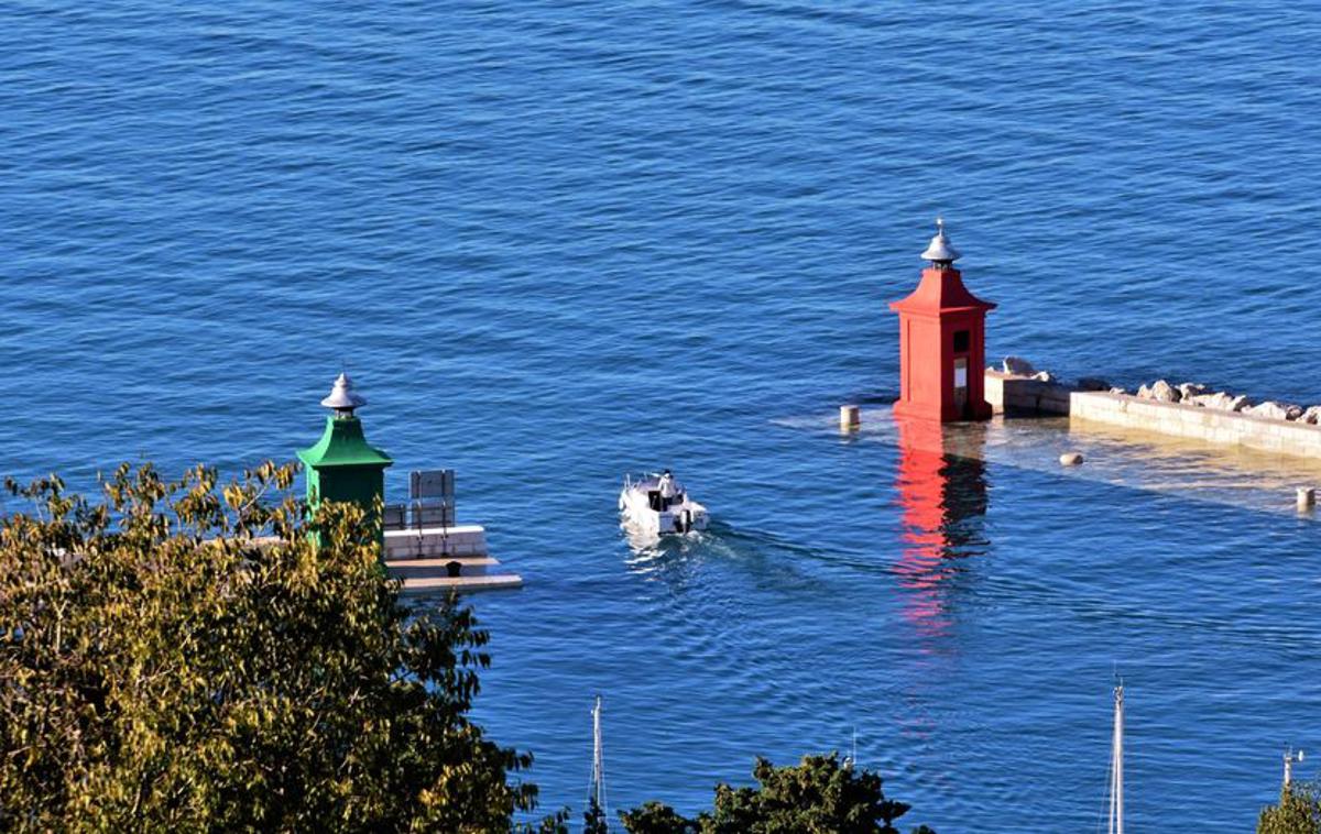 Svetilnik, Piran | Morje je danes spet poplavilo najnižje dele obale.  | Foto Facebook/Franjo Kravos