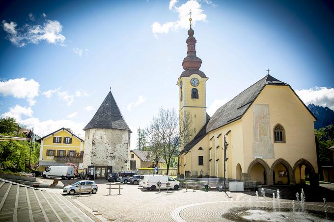 Start 27. etape Gira bo na trgu Piazza Unita, pri cerkvi sv. Petra in Pavla. | Foto: Ana Kovač