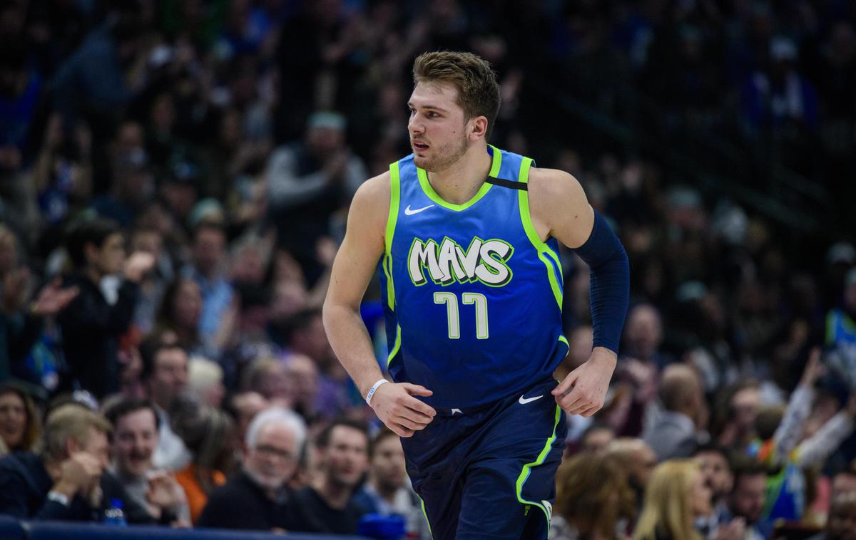 Luka Dončić | Luka Dončić je bil na tekmi s Philadelphio najboljši strelec Dallasa. Devetnajst točk je dosegel tudi kanadski center Dwight Powell. | Foto Reuters