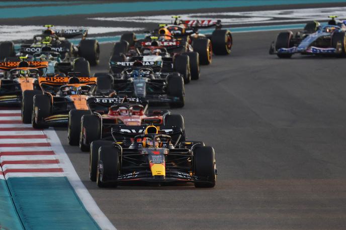 Abu Dabi štart Max Verstappen Red Bull | Max Verstappen je kljub dobremu štartu Charlesa Leclerca v prvem zavoju zadržal prvo mesto. | Foto Reuters