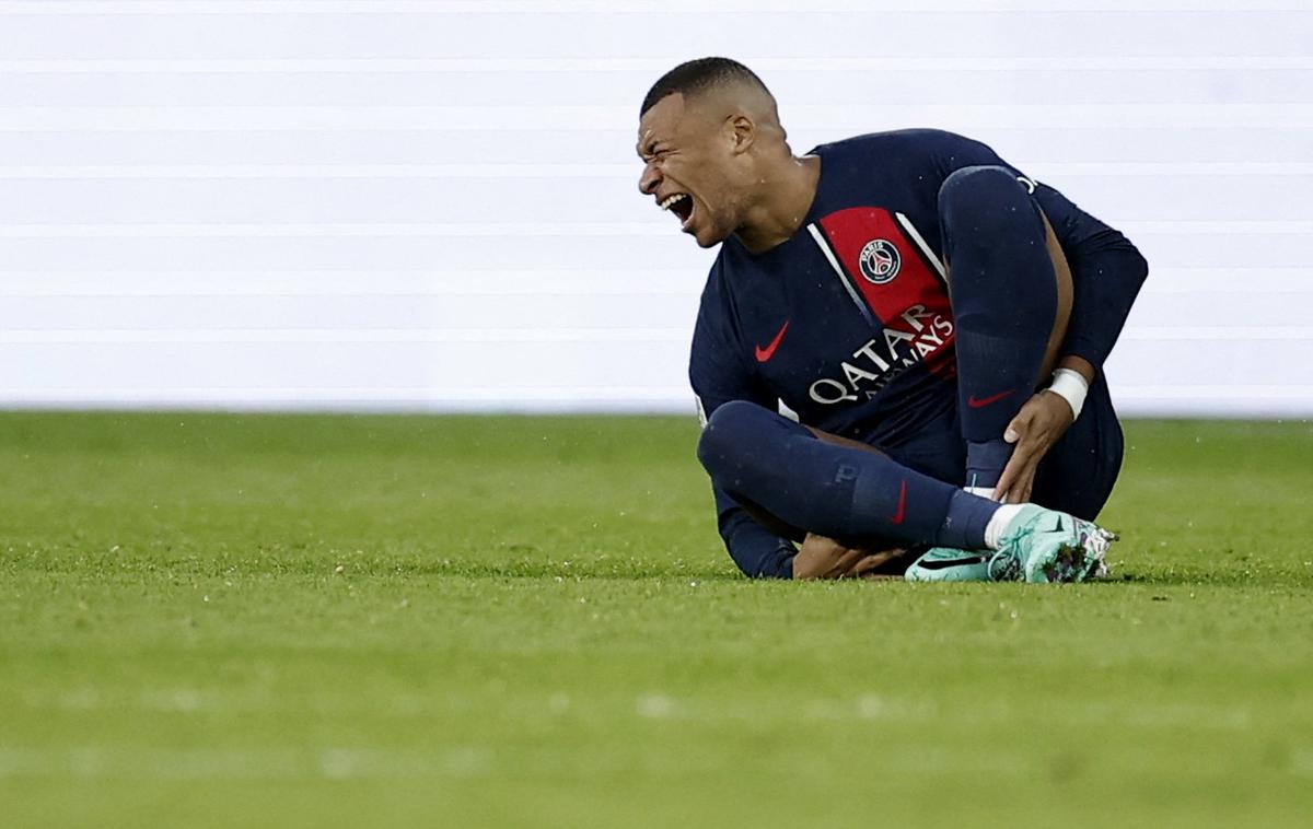 PSG Kylian Mbappe |  Kylian Mbappe je zadel z bele pike, v drugem polčasu je nerodno stopil, a nadaljeval z igranjem. | Foto Reuters