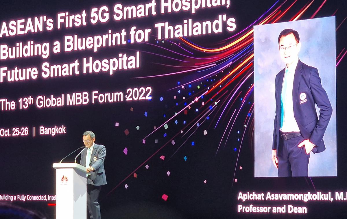 MBBF 2022, Huawei, 5G, Bangkok, bolnišnica Siriraj, Apichat Asavamongkolkul | Prvi mož bangkoške bolnišnice Siriraj, prve tajske 5G digitalne bolnišnice, prof. dr. Apichat Asavamongkolkul: "V svojem 135. letu delovanja naših več kot 20 tisoč zaposlenih vsak dan med drugim poskrbi za več kot deset tisoč ambulantnih pregledov in sprotno usposabljanje zdravnikov na vseh ravneh." | Foto Srdjan Cvjetović