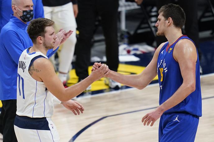 Luka Dončić Nikola Jokić | Nikola Jokić je bil še drugič v sezoni izbran za najkoristnejšega košarkarja meseca. Na zahodu je bil bitko z Luko Dončićem, ki je imel prav tako izvrsten mesec. | Foto Guliverimage