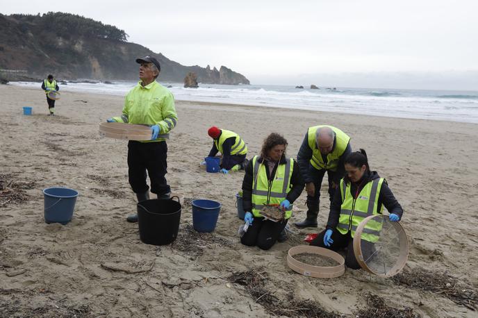 smeti, plastični delci, plaža, Španija | Nesreča se je zgodila že 8. decembra, ko je z ladje, s katero je upravljal danski Maersk, padlo šest kontejnerjev ob severni obali Portugalske. V enem od kontejnerjev je bilo več kot tisoč vreč s plastičnimi peleti. Vsaka je bila težka 25 kilogramov. | Foto Reuters