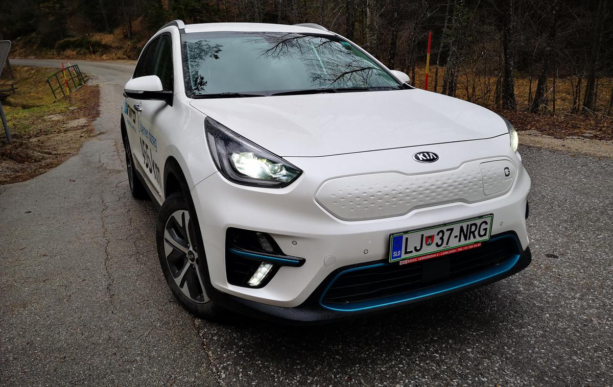 Kia e-niro | Kia e-niro je eden najbolj celovitih električnih avtomobilov na trgu, ki ima le malo slabih lastnosti. Visoka cena omejuje krog kupcev; racionalen je za tiste, ki bi se z njim vozili veliko, po možnosti izkoristili kreditiranje Eko sklada in iščejo prvi domači avtomobil. | Foto Gregor Pavšič