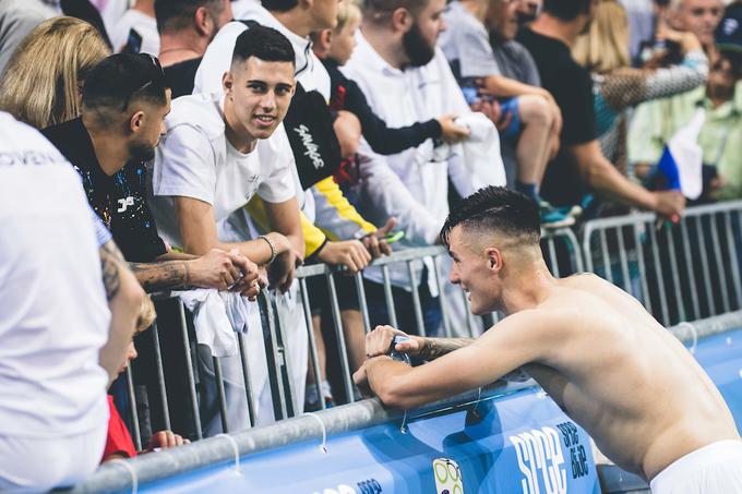 Benjamin Šeško si je po tekmi, na kateri je dosegel izenačujoči gol za 2:2, vzel čas za navijače in bližnje. | Foto: Grega Valančič/Sportida