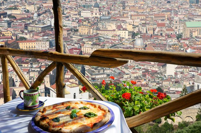 Neapelj, pica, gostilna | Lastniku priznane restavracije La Terrazza delle Sirene v letoviškem kraju Sorrento pri Neaplju ni uspelo najti natakarjev, zato se je znašel drugače. | Foto Shutterstock