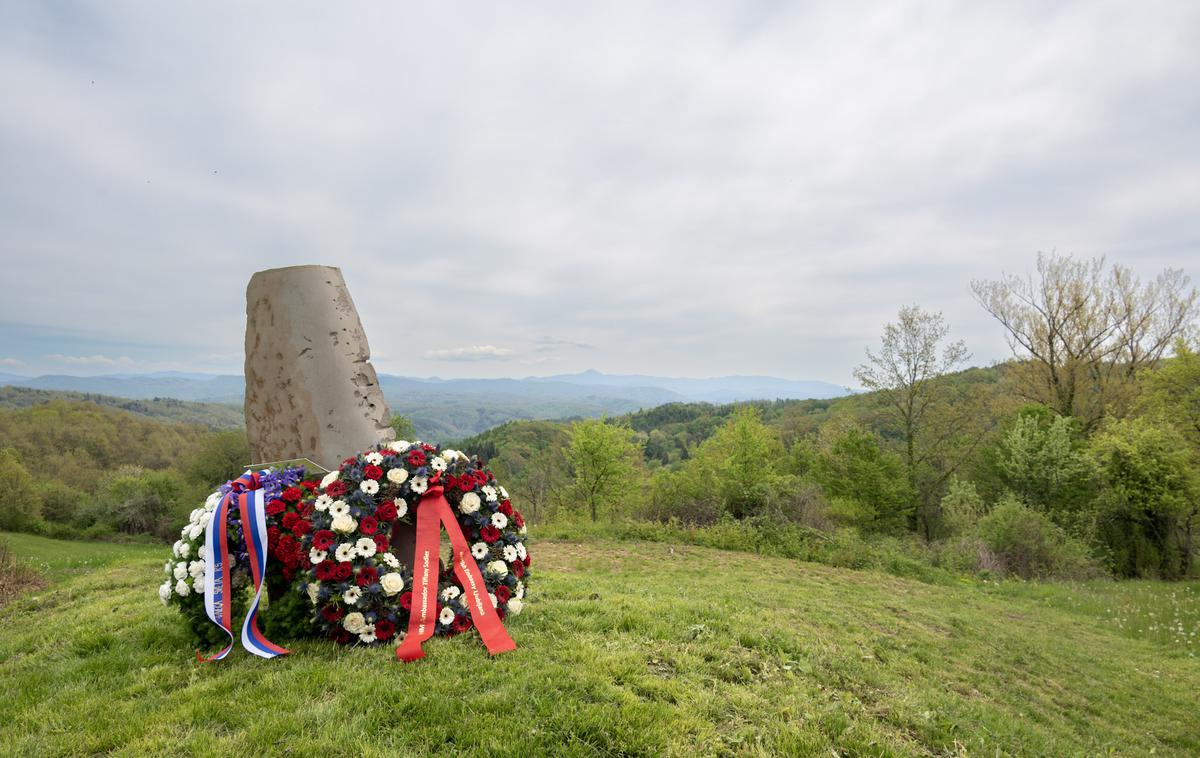 Suhorje 2022 | Življenje mladega britanskega pilota, klicali so ga Teddy, se je le nekaj dni pred koncem druge svetovne vojne tragično sklenilo na brkinskih gričih pri vasici Suhorje. | Foto Ana Čič, Park vojaške zgodovine