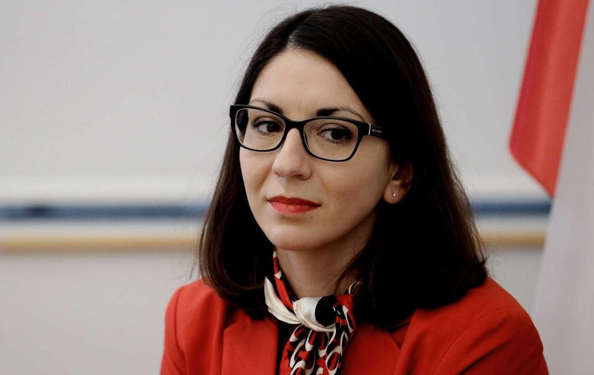 Emilija Stojmenova Duh | Predsednik KPK Robert Šumi je poudaril, da mora vsak funkcionar, v tem primeru ministrica za digitalno preobrazbo, dajati dober zgled, tako svojim zaposlenim kot tudi družbi v celoti. | Foto STA