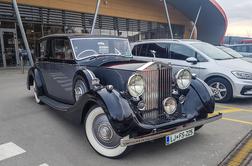 Slovenka na šoping s prestižnim rolls-royceom